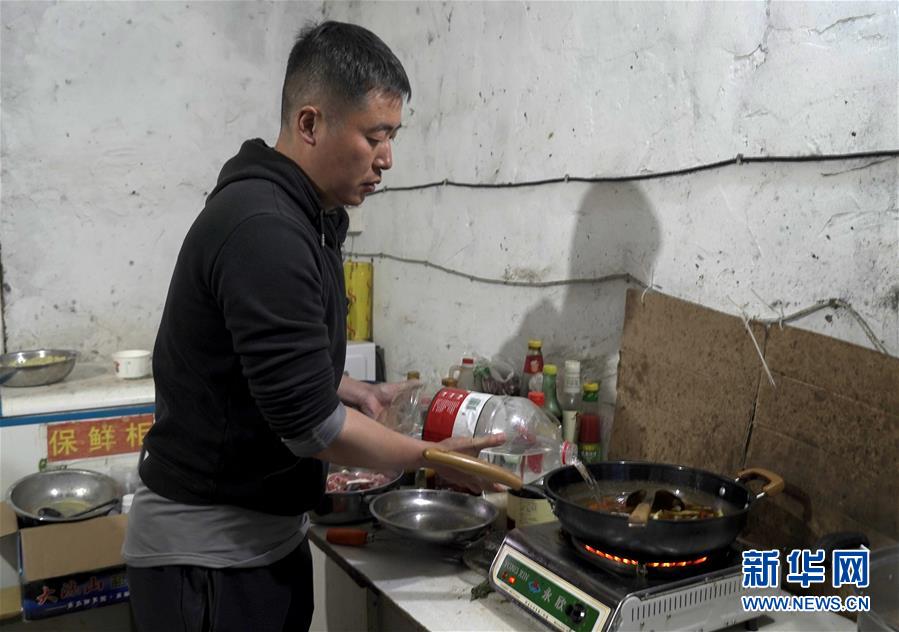 （決戰(zhàn)決勝脫貧攻堅·圖文互動）記者手記：觸摸改變，面對挑戰(zhàn)，感受新生——在大涼山腹地蹲點的日與夜
