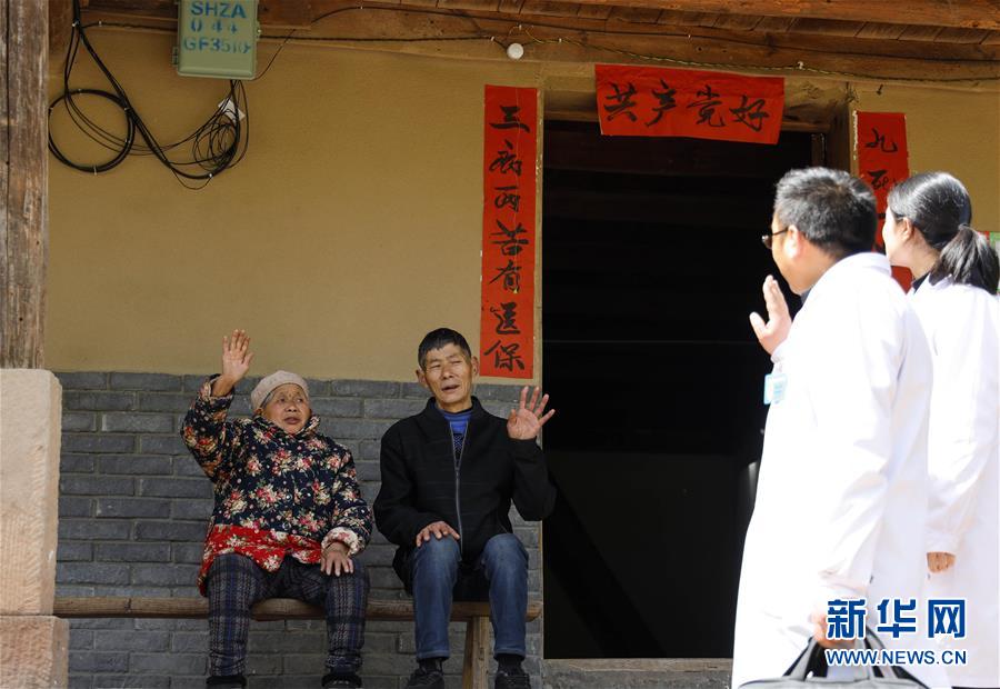 （習(xí)近平的小康故事·新華網(wǎng)·圖文互動(dòng)）（6）“真正解決好基層群眾看病難、看病貴問題”——習(xí)近平和群眾健康的故事